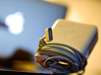 시마노제작소가 생산하는 핀을 사용하는 애플 컴퓨터 용 전원 어댑터의 접합부(사진 제공: 다이아몬드)