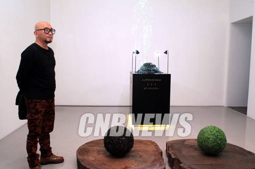 24일 서울 청담동 박여숙화랑에서 최정화(53) 작가의 개인전 'Tathata:如如하다'전 프리뷰가 열렸다. 이날 함께한 작가가 돔 페리뇽 병과 소주병을 깨서 응집한 작품을 설명하고 있다.(사진=왕진오 기자)