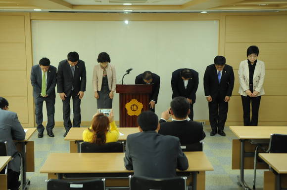 24일 오후 2시 수원시의회 의장단은 기자회견을 열고 이번 백정선 의원의 대통령 막말 파문에 대한 문제를 일단락 시키고 수원시민들을 위한 의회 정상화에 양 당 의장단이 합의했다며 기자회견을 열고 있다.(사진=수원시의회 제공)