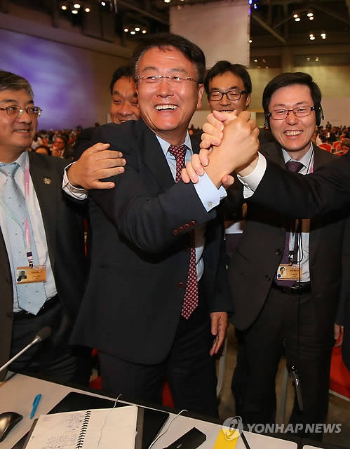 24일 오후 ITU 전권회의가 열리고 있는 부산 벡스코에서 ITU 표준화총국장에 당선된 이재섭 카이스트 IT융합연구소 연구위원이 당선이 발표된 뒤 인사를 하고 있다(사진: 연합뉴스)