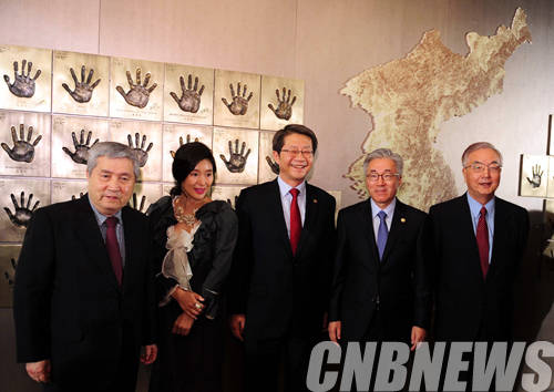 25일 서울 여의도 CGV에서 '영화를 통해 통일을 꽃 피우다'란 주제로 ‘제1회 남북영화상영전’ 개막식이 열렸다. 이날 한반도 핸드프린팅 제막식을 마친 뒤에 김종덕 문화체육관광부 장관, 류길재 통일부 장관, 정종욱 통일준비위원회 부위원장, 임권택 감독, 배우 예지원씨 등 주요 내빈들이 기념촬영을 하고 있다. (사진=문화체육관광부)