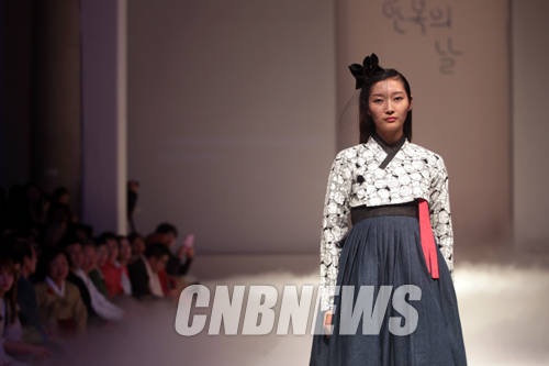 25일 오후 서울 문화역서울 284에서 '2014 한복의 날' 행사가 열렸다. 한복진흥센터 서영희 예술감독의 연출로 진행된 한복 패션쇼에는 한복의 불편함을 개선하고 일상생활 속에서도 입을 수 있는 한복을 제안하는 '신(新)한복 개발 프로젝트'의 결과물인 64벌의 한복이 선보였다.(사진=왕진오 기자)