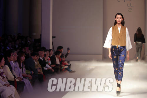 25일 오후 서울 문화역서울 284에서 '2014 한복의 날' 행사가 열렸다. 한복진흥센터 서영희 예술감독의 연출로 진행된 한복 패션쇼에는 한복의 불편함을 개선하고 일상생활 속에서도 입을 수 있는 한복을 제안하는 '신(新)한복 개발 프로젝트'의 결과물인 64벌의 한복이 선보였다.(사진=왕진오 기자)