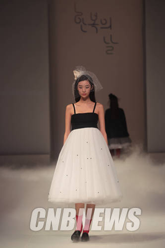 25일 오후 서울 문화역서울 284에서 '2014 한복의 날' 행사가 열렸다. 이날 한복진흥센터 서영희 예술감독의 연출로 진행된 한복 패션쇼에는 한복의 불편함을 개선하고 일상생활 속에서도 입을 수 있는 한복을 제안하는 '신(新)한복 개발 프로젝트'의 결과물인 64벌의 한복이 선보였다.(사진=왕진오 기자)