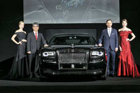 롤스로이스모터카 이철승 딜러대표(왼쪽)와 롤스로이스모터카 아시아태평양 세일즈 총괄 마이클 슈나이더(오른쪽)(사진 제공: 롤스로이스모터카)