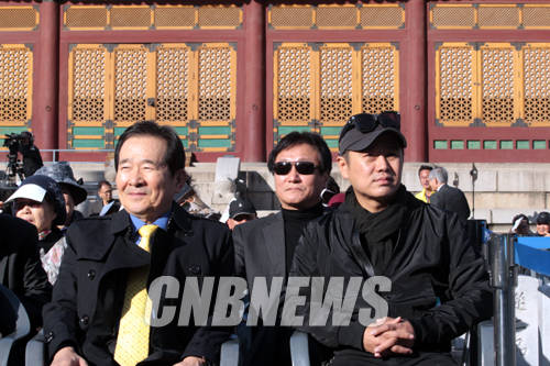 27일 오후 서울 덕수궁 중화전 일곽에서 2014년 문화유산국민신탁 회원의 날 행사가 열렸다. 이날 자리를 함께한 정세균 의원이 방송인 이광기(우측)와 함께 공연을 관람하고 있다.