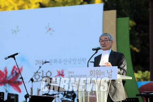 27일 오후 서울 덕수궁 중화전 일곽에서 2014년 문화유산국민신탁 회원의 날 행사가 열렸다. 이날 자리를 함께한 김종규 문화유산국민신탁 이사장이 회원들에게 감사의 인사를 하고 있다.(사진=왕진오 기자)