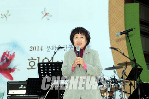 27일 오후 서울 덕수궁 중화전 일곽에서 2014년 문화유산국민신탁 회원의 날 행사가 열렸다. 이날 자리를 함께한 나선화 문화재청장이 문화유산국민신탁 활동에 대해 감사의 인사를 전하고 있다.(사진=왕진오 기자)