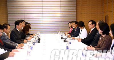 정의화 국회의장은 27일 오후 4시15분부터 30분간 아베 신조(安倍晋三) 일본 총리대신을 만나 한일 양국의 우호선린관계 발전에 관해 논의했다.(사진=국회)