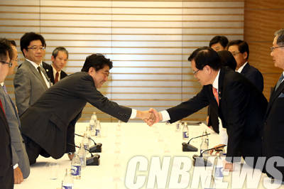 정의화 국회의장은 27일 오후 4시15분부터 30분간 아베 신조(安倍晋三) 일본 총리대신을 만나 한일 양국의 우호선린관계 발전에 관해 논의했다.(사진=국회)