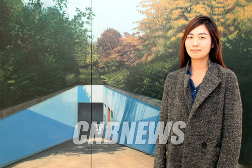 28일 서울 동빙고동 스페이스비엠에 설치된 전시작품과 함께한 김희연 작가.(사진=왕진오 기자)