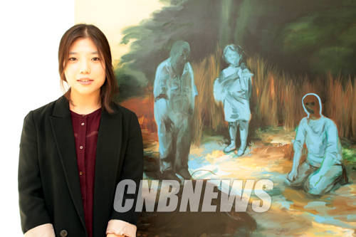 28일 서울 동빙고동 스페이스비엠에 설치된 '더미 앞의 목격자들'작품과 함께한 이은새 작가.(사진=왕진오 기자)