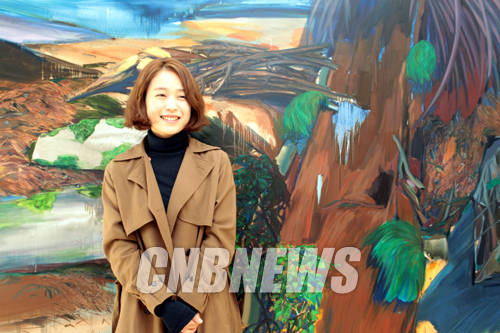 28일 서울 동빙고동 스페이스비엠에 걸린 작품과 함께한 최윤희 작가.(사진=왕진오 기자)