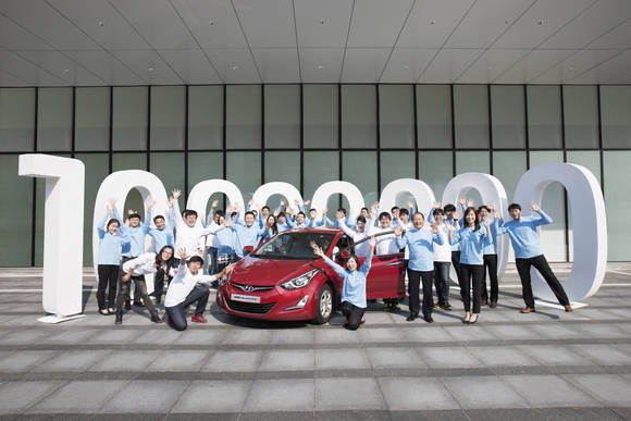 27일 현대차 국내영업본부 사옥에서 현대차 국내영업본부 임직원과 아반떼 동호회원이 ‘아반떼 글로벌 천만대 돌파’를 축하하고 있다(사진 제공: 현대자동차그룹)