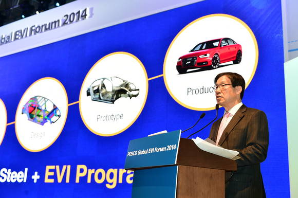 권오준 회장이 28일 2014 포스코 글로벌 EVI포럼에서 기조연설을 하고 있다(사진 제공: 포스코)