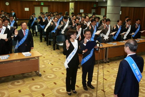 28일 서울 송파구 수협중앙회 2층 독도홀에서 열린 ‘반부패 청렴서약 결의대회’에서 이종구 수협중앙회장을 비롯한 임직원들이 결의문을 낭독하고 있다.(사진제공=수협)