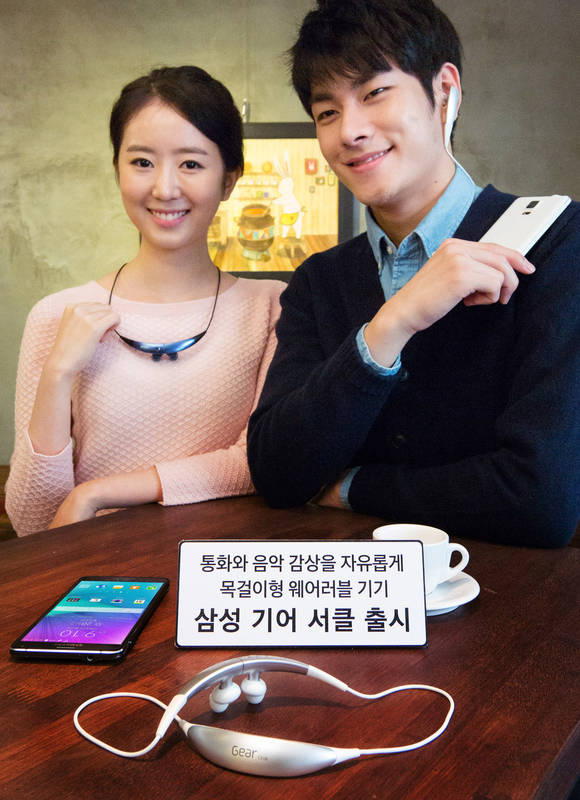 직관적인 사용성의 목걸이형 웨어러블 기기 ‘삼성 기어 서클’(사진 제공: 삼성전자)