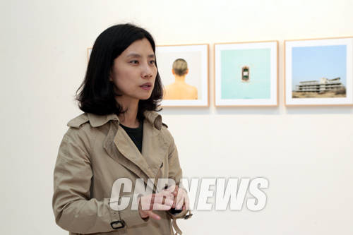 29일 서울 서소문동 대한항공 빌딩 1층 일우 스페이스에서 제5회 일우사진상 '올해의 주목할 작가' 전시 부문 수상 기념전 설명회가 열렸다. 이날 자리를 함께한 선정 작가 정경자(40)작가가 전시된 작품 앞에서 작업 내용을 설명하고 있다.(사진=왕진오 기자)