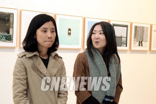 29일 서울 서소문동 대한항공 빌딩 1층 일우 스페이스에서 제5회 일우사진상 '올해의 주목할 작가' 전시 부문 수상 기념전 설명회가 열렸다. 이날 자리를 함께한 선정 작가 정경자(40)작가(좌측)와 기획자 신수진 교수가 작품에 대해 설명하고 있다.(사진=왕진오 기자)