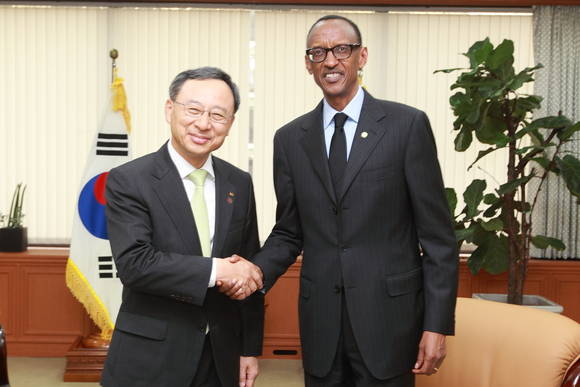 KT 황창규 회장이 광화문 KT 사옥을 방문한 폴 카가메 르완다 대통령과 만나 악수를 나누는 모습(사진 제공: KT)