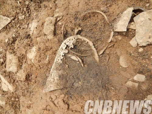 '봉토분 46호 금동제 관모 출토 현장'.(사진=문화재청)