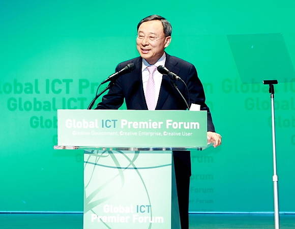 지난 27일 부산 벡스코 글로벌 ICT 프리미어 포럼에서 발언하는 KT 황창규 회장(사진 제공: KT)