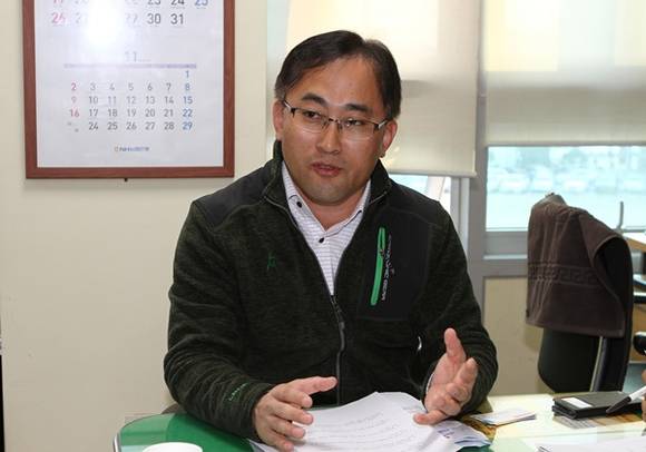 공무원 연금법 개정안에 반대하는 이유를 설명하고 있는 경기도청공무원 노동조합 고상범 위원장