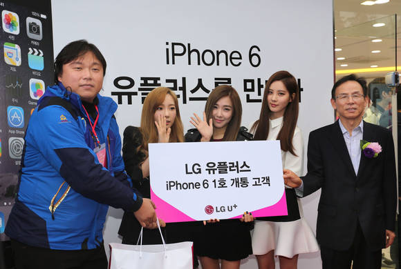 소녀시대 태티서 멤버들과 함께 한 LG유플러스 아이폰 론칭행사 장면(사진 제공: LG유플러스)