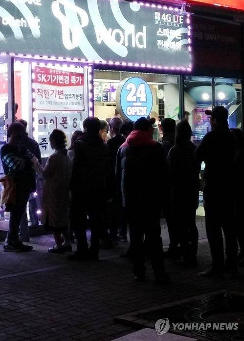 2일 새벽 경기도 고양시 한 휴대전화 판매점 앞에 소비자들이 ‘아이폰6’를 구입하기 위해 길게 줄을 서 있다(사진=연합뉴스)