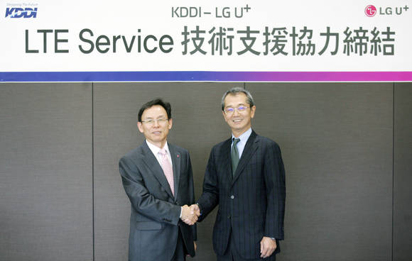 LG유플러스의 최주식 SC본부장(사진 왼쪽)과 일본 KDDI사의 야마모토 야스히데 상품총괄본부장이 ‘Uwa’의 소프트웨어 라이선스 계약을 체결했다(사진 제공: LG유플러스)