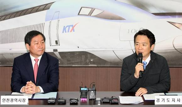 4일 수인선 3공구 현장사무실에서 열린 "경기도-인천광역시 KTX 사업 조기추진 업무협약식"에서 남경필 경기도지사가 인사말을 하고 있다. (사진=경기도 제공)