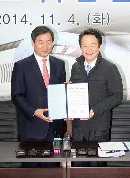 4일 수인선 3공구 현장사무실에서 열린 "경기도-인천광역시 KTX 사업 조기추진 업무협약식"에서 남경필 경기도지사가 유정복 인광역시장과 협약서에 서명을 하고 기념촬영을 하고 있다.(사진=경기도 제공)