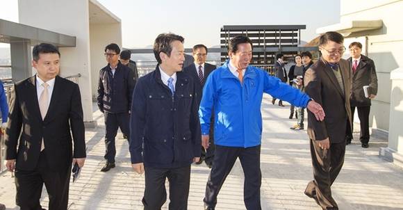 4일 오후 광주 에서 남경필 경기지사가 "굿모닝 하우스 자문단 현장상담"을 하기 전 현장을 둘러보고 있다.(사진=경기도 제공)