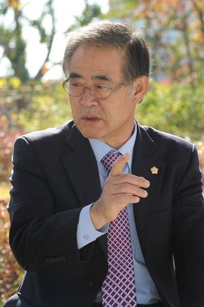 김진우 수원시의회 의장이 수원시민들의 삶의 행복을 위해 신뢰받는 의회를 이끌어가겠다는 포부를 밝히고 있다.