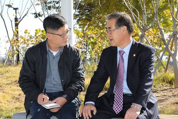 김진우 수원시의회 의장이 CNB뉴스 이병곤 기자와 만나고 있다.