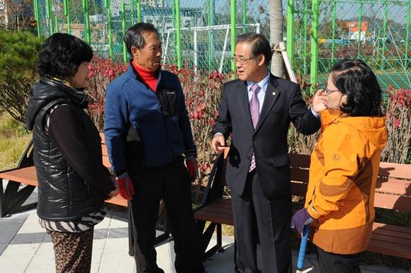 김진우 의장이 당수동 주민들과 지역 현안에 대해 논의 하고 있다.