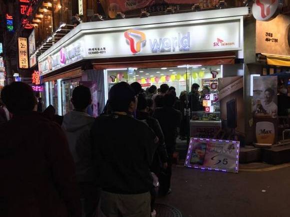 지난 2일 새벽 서울 건국대 인근 휴대폰 매장에 늘어선 소비자들(사진=트위터)