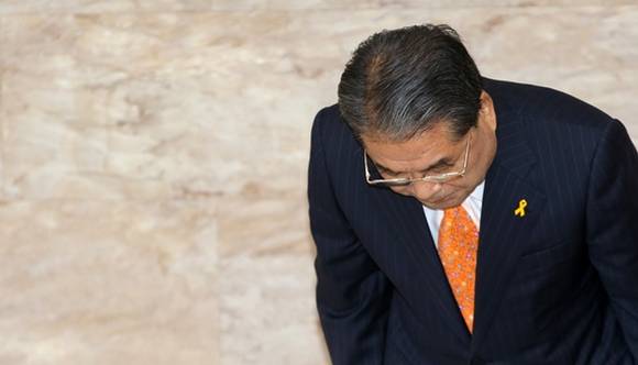 이재정 경기도교육감이 재정악화로 인한 불가피한 기간제 교사들의 감축에 대해 경기교육의 수장으로써 이해와 양보로 어려운 경기교육 현실을 이겨나가자고 역설하며 고개 숙여 인사를 하고 있다.(사진=연합뉴스 제공)