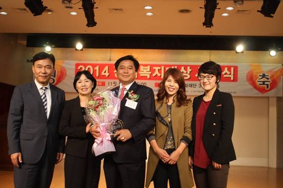 경기도의회 김호겸 의원이 지난 제8대 보건복지공보위원회 의원으로써 사회 각계각층의 사회복지 증진을 위해 왕성한 활동을 인정 받아 대상을 수상하게 되었다.(사진=경기도의회 제공)