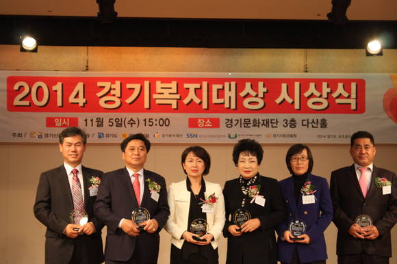 사진 좌측 두번째 경기도의회 김호겸 의원, 세번째 경기도의회 원미정 위원장 순(사진=경기도의회 제공)