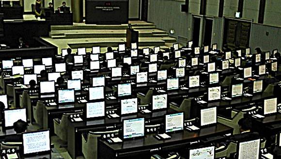 예전이나 지금이나 변함없는 주인없는 자리가 도민들의 답답함을 채운 채 덩그러니 놓여져 있다.