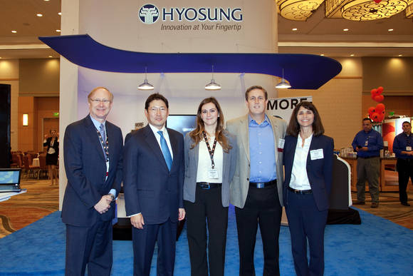 지난 10월 하순 미국 애리조나주 피닉스에서 열린 페이씽크 컨퍼런스에 효성 조현준 사장(왼쪽에서 두번째) 등이 참석해 비디오 뱅킹 등의 최신 시스템을 갖춘 신제품을 선보였다(사진 제공: 효성)