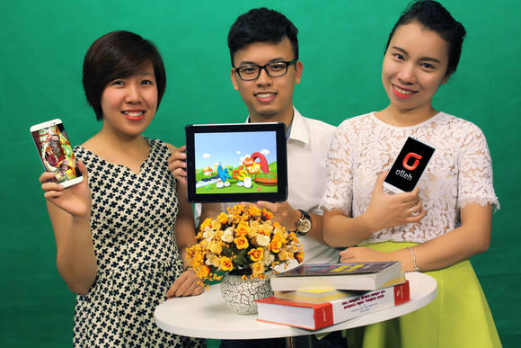 베트남 현지 비에텔 텔레콤 직원들이 ‘키즈톡톡’을 체험해보고 있다(사진 제공: KT)