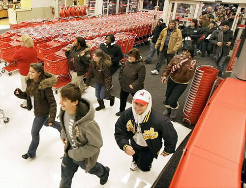 블랙프라이데이를 맞아 도어버스터(DoorBuster) 상품을 구입하기 위해 시어즈 백화점에 뛰어들고 있는 고객들(사진: 인터넷)
