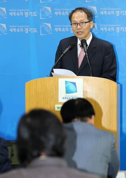 7일 경기도청 브리핑룸에서 황성태 경기도 기획조정실장이 경기도 2015년 예산안에 대한 브리핑을 하고 있다. (사진=경기도 제공)