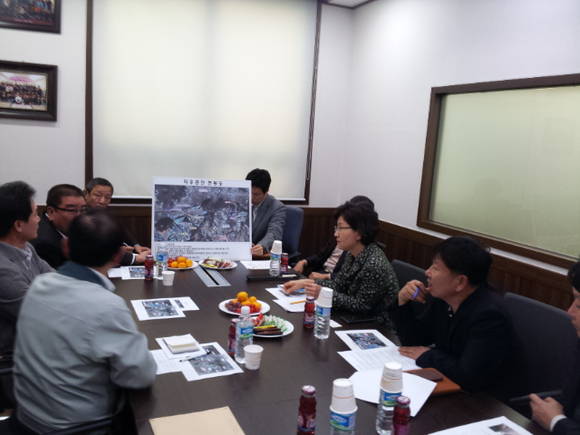 이화순 화성시부시장이 기업활동의 어려움을 경청하며 해결방안에 대해 논의하고 있다.(사진=화성시 제공)