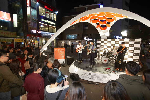 9일 저녁 마포구 홍익대 앞 ‘걷고싶은거리’에 새로 마련된 ‘꿈의 스테이지’에서 인디밴드의 길거리 공연이 펼쳐지고 있다(사진 제공: 한화그룹)