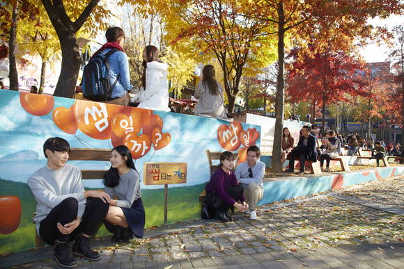 9일 오후 서대문구 이화여대 앞 ‘대현문화공원’ 인근 ‘썸타는 계단’에서 젊은 남녀들이 즐거운 시간을 보내고 있다(사진 제공: 한화그룹)