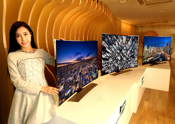 삼성전자 모델이 청담동의 한 카페에서 삼성 커브드 UHD TV를 소개하고 있다(사진 제공: 삼성전자)