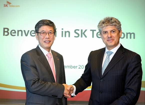 SK텔레콤 하성민 사장과 텔레콤 이탈리아 그룹 마르코 파투아노 CEO가 악수를 나누고 있다(사진 제공: SK텔레콤)